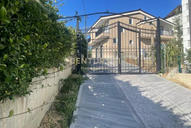 Shtepi me qera Vila Luksoze ne Tirane, 2+1, Mobilimi E mobiluar, Pagesa 1,200  Euro.