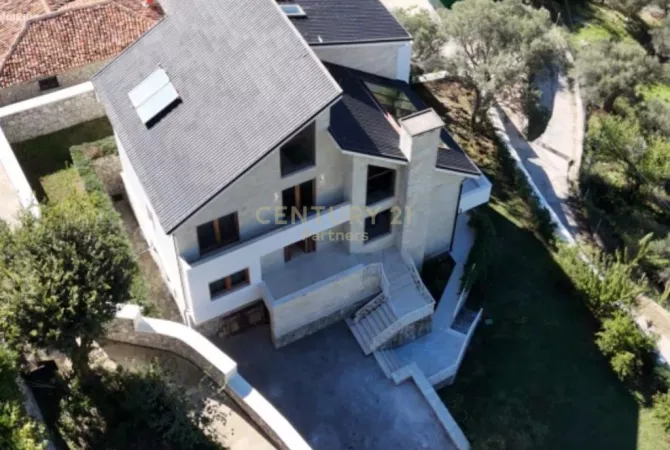 Casa in affitto 6+1 a Tirana - 3,000 Euro