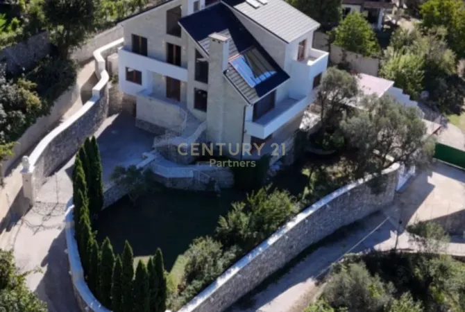Casa in affitto 6+1 a Tirana - 3,000 Euro