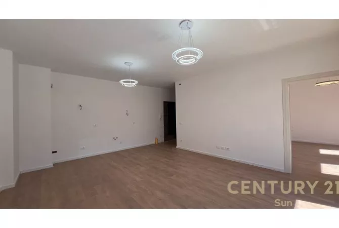 Ambiente Commerciale in Affitto 3+1 a Tirana - 850 Euro