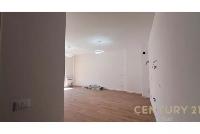 Ambiente Commerciale in Affitto 3+1 a Tirana - 850 Euro