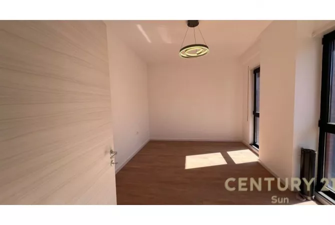 Ambiente Commerciale in Affitto 3+1 a Tirana - 850 Euro