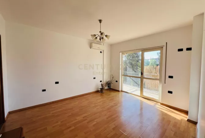 Ambjent biznesi me qera 3+1 ne Tirane - 1,300 Euro
