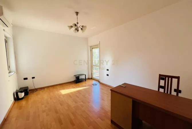 Ambjent biznesi me qera 3+1 ne Tirane - 1,300 Euro