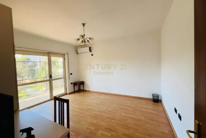 Ambjent biznesi me qera 3+1 ne Tirane - 1,300 Euro