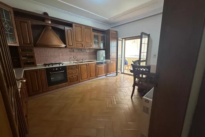 Shtepi me qera 3+1 ne Tirane - 1,000 Euro
