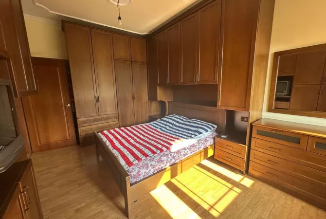 Shtepi me qera Duplex(shtepi me 2 kate) ne Tirane, 3+1, Mobilimi E mobiluar, Pagesa 1,000  Euro.