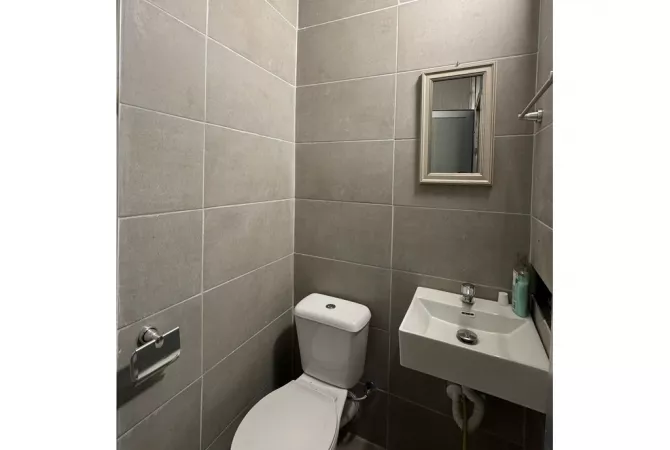 JEPET ME QERA AMBIENT KOMERCIAL TE ISH STACIONI I FUNDIT I TIRANES SE RE!