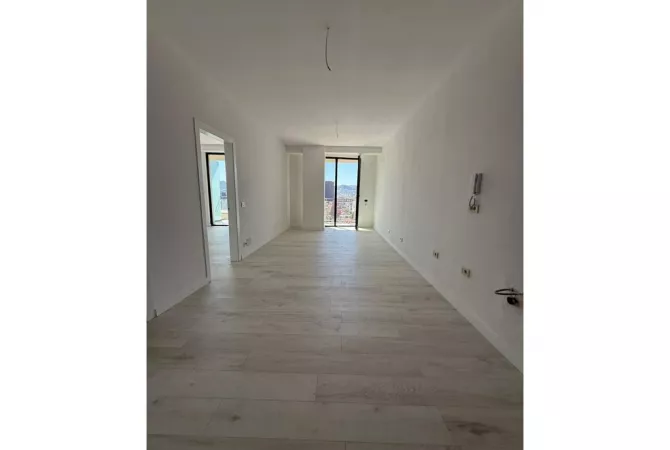 Ambiente Commerciale in Affitto 3+1 a Tirana - 700 Euro