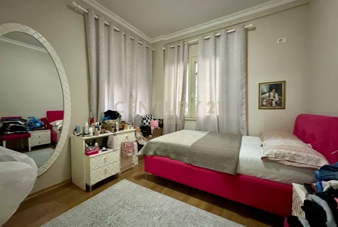 Shtepi ne shitje Apartament ne Tirane, 3+1, Mobilimi E mobiluar, Pagesa 265,000  Euro.