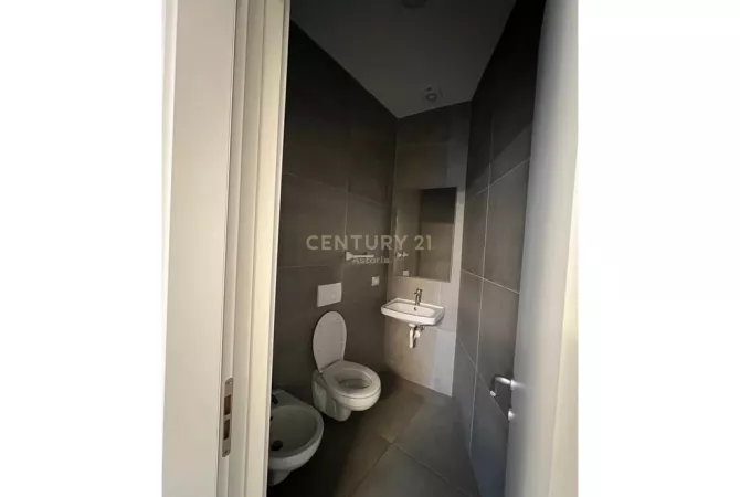 Ambient biznesi me qera 3+1 ne Tirane - 2,300 Euro
