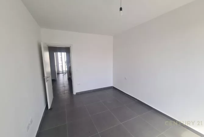 Shtepi ne shitje Apartament ne Tirane, 3+1, Mobilimi Bosh, pa mobiluar, Pagesa 130,000  Euro.