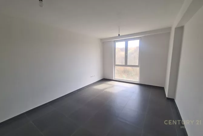 Shtepi ne shitje Apartament ne Tirane, 3+1, Mobilimi Bosh, pa mobiluar, Pagesa 130,000  Euro.