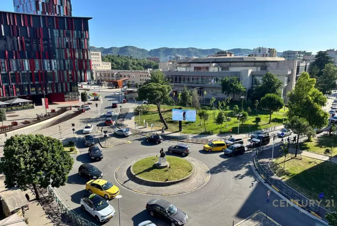 Ambiente Commerciale in Affitto 3+1 a Tirana - 2,500 Euro