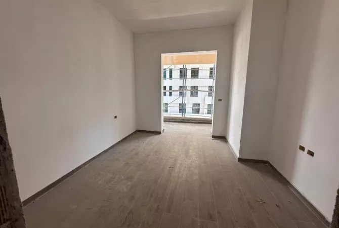 Shtepi ne shitje Apartament ne Tirane, 2+1, Mobilimi Bosh, pa mobiluar, Pagesa 270,300  Euro.
