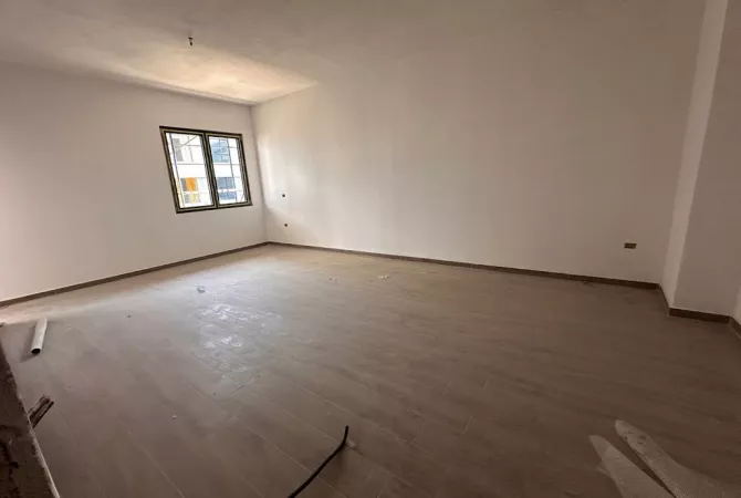 Shtepi ne shitje Apartament ne Tirane, 2+1, Mobilimi Bosh, pa mobiluar, Pagesa 270,300  Euro.