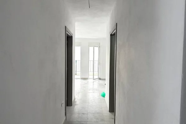 Shtepi me qera Apartament ne Tirane, 2+1, Mobilimi Bosh, pa mobiluar, Pagesa 500  Euro.