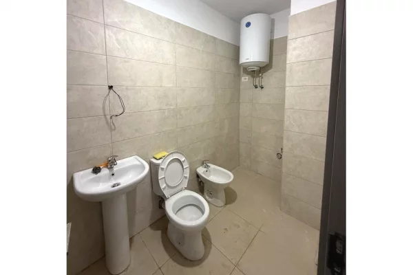 Shtepi me qera Apartament ne Tirane, 2+1, Mobilimi Bosh, pa mobiluar, Pagesa 500  Euro.
