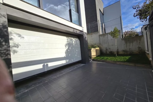 Shtepi me qera Vila Luksoze ne Tirane, 4+1, Mobilimi E mobiluar, Pagesa 4,000  Euro.