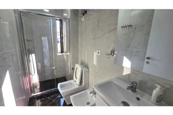 Shtepi me qera Apartament ne Tirane, 2+1, Mobilimi E mobiluar, Pagesa 750  Euro.