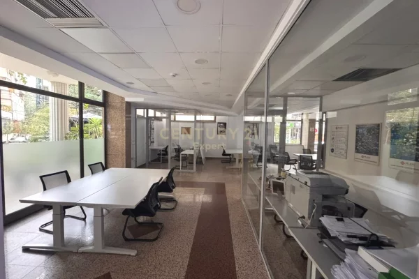 AMBIENT KOMERCIAL KATI 0 PER QERA TEK SHESHI WILSON !!!