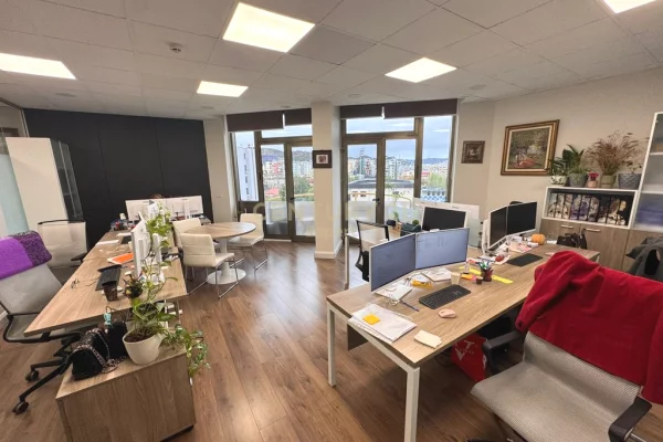 Ambient biznesi me qera 3+1 ne Tirane - 1,810 Euro