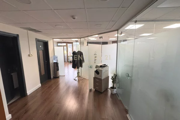 Ambient biznesi me qera 3+1 ne Tirane - 1,810 Euro