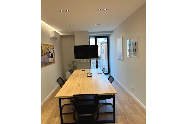 Ambient biznesi me qera 3+1 ne Tirane - 700 Euro