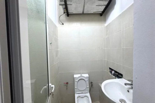 Shitet Ambient Komercial i Saporikonstruktuar Prane Selvise