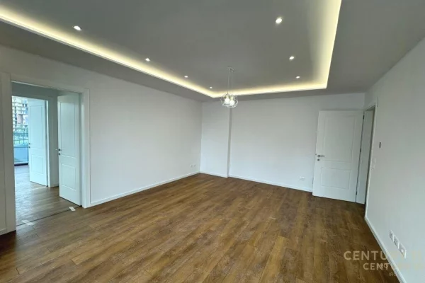 Ambient biznesi me qera 3+1 ne Tirane - 1,600 Euro