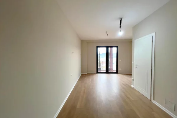 Ambient biznesi me qera 3+1 ne Tirane - 2,000 Euro