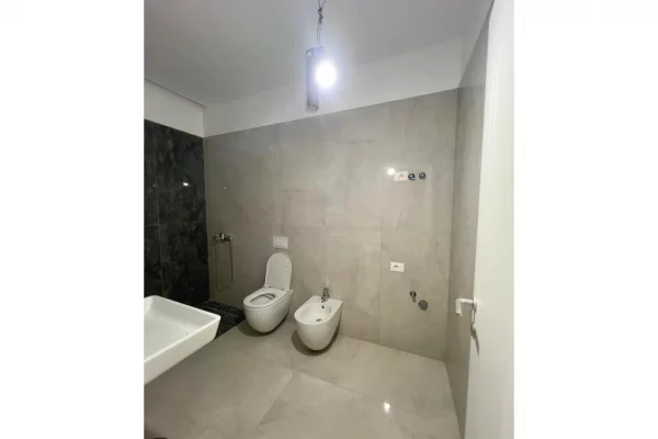 Ambient biznesi me qera 3+1 ne Tirane - 2,000 Euro