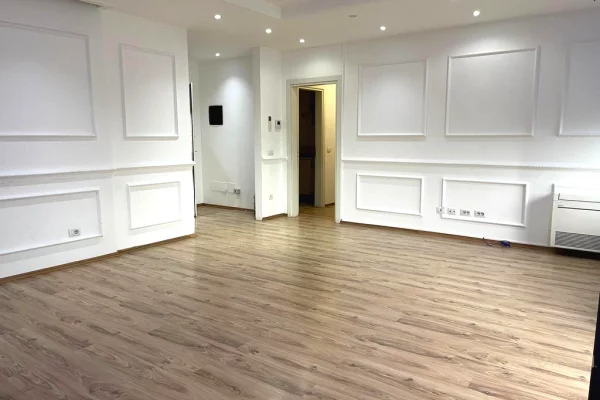 Ambient biznesi me qera 3+1 ne Tirane - 1,200 Euro