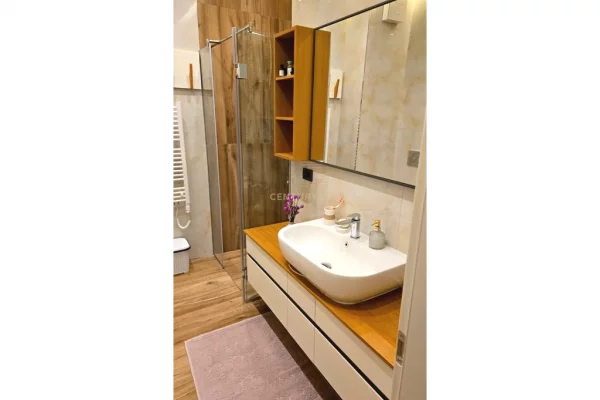 Shtepi me qera 2+1 ne Tirane - 2,000 Euro