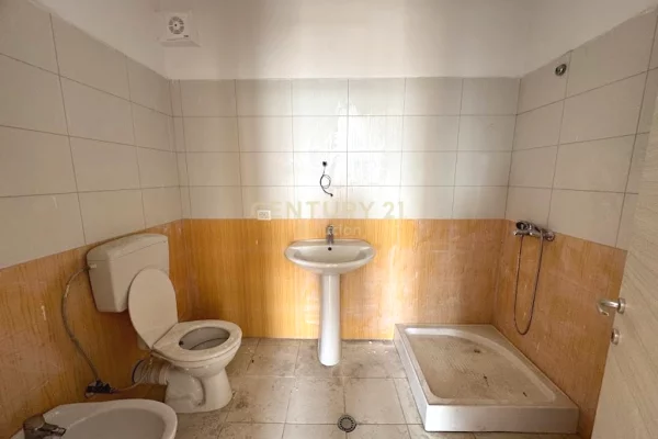 Shtepi ne shitje Apartament ne Tirane, 2+1, Mobilimi Bosh, pa mobiluar, Pagesa 170,000  Euro.