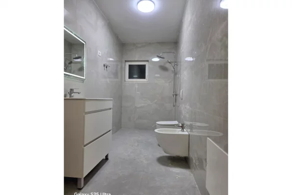 Shtepi ne shitje Apartament ne Tirane, 2+1, Mobilimi Bosh, pa mobiluar, Pagesa 140,000  Euro.