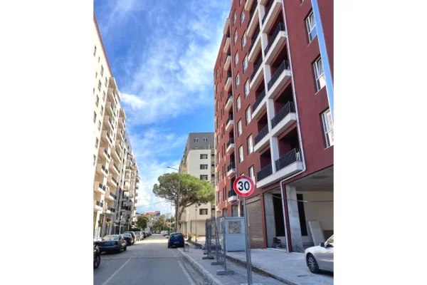 Shtepi ne shitje Apartament ne Tirane, 2+1, Mobilimi Bosh, pa mobiluar, Pagesa 149,600  Euro.