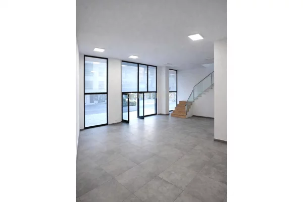 AMBIENT KOMERCIAL PER QERA NE TRIO TOWERS (DON BOSKO)