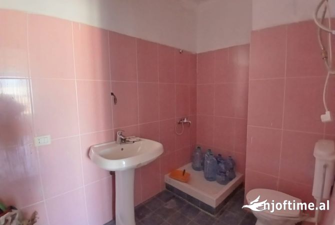 Shtepi ne shitje Apartament ne Tirane, 1+1, Mobilimi Pjeserisht e mobiluar, Pagesa 7,800,000  Leke.