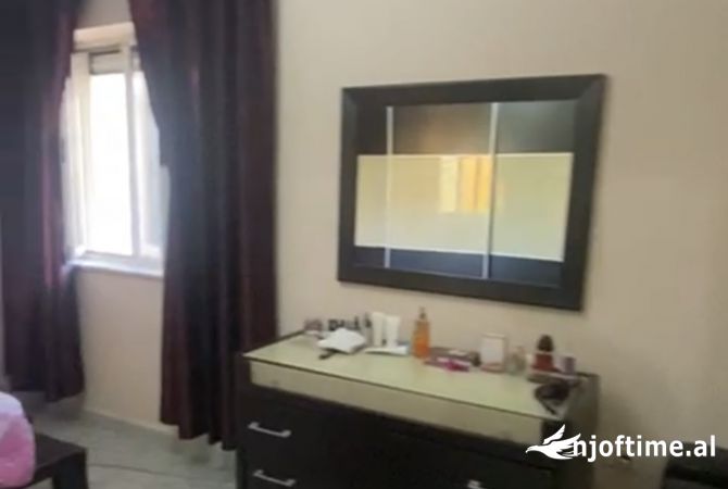 Shtepi ne shitje Apartament ne Tirane, 2+1, Mobilimi E mobiluar, Pagesa 125,000  Euro.