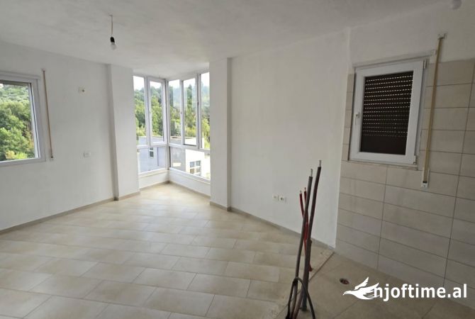 Shtepi ne shitje Apartament ne Tirane, 2+1, Mobilimi Bosh, pa mobiluar, Pagesa 201,250  Euro.