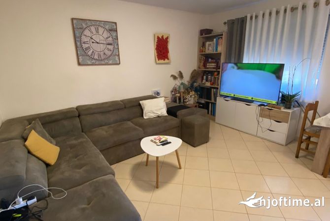 Shtepi ne shitje Apartament ne Tirane, 1+1, Mobilimi Pjeserisht e mobiluar, Pagesa 93,000  Euro.