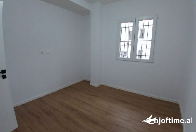 Shtepi ne shitje Apartament ne Tirane, 2+1, Mobilimi Bosh, pa mobiluar, Pagesa 120,000  Euro.