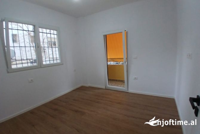 Shtepi ne shitje Apartament ne Tirane, 2+1, Mobilimi Bosh, pa mobiluar, Pagesa 120,000  Euro.