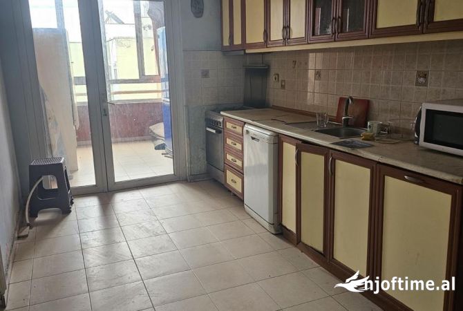 Shtepi ne shitje Apartament ne Tirane, 2+1, Mobilimi Pjeserisht e mobiluar, Pagesa 132,000  Euro.
