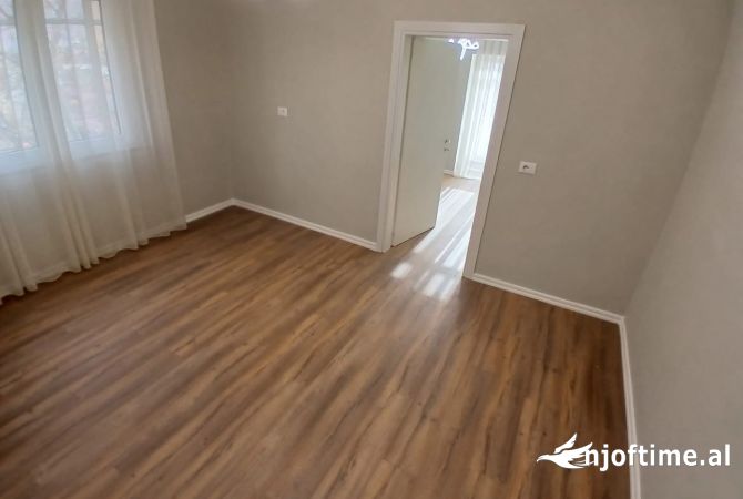 Shtepi ne shitje Apartament ne Tirane, 1+1, Mobilimi Bosh, pa mobiluar, Pagesa 135,000  Euro.
