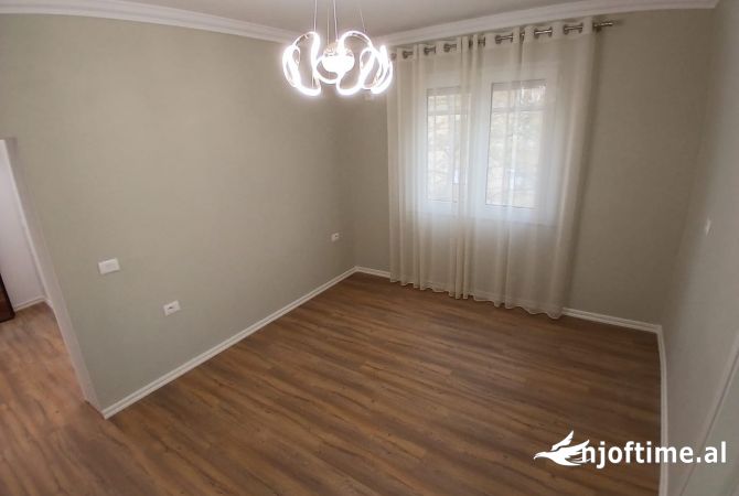 Shtepi ne shitje Apartament ne Tirane, 1+1, Mobilimi Bosh, pa mobiluar, Pagesa 135,000  Euro.