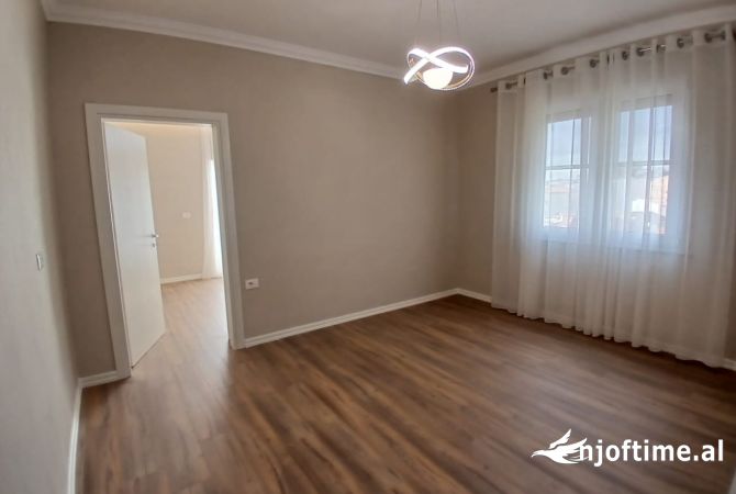 Shtepi ne shitje Apartament ne Tirane, 1+1, Mobilimi Bosh, pa mobiluar, Pagesa 125,000  Euro.