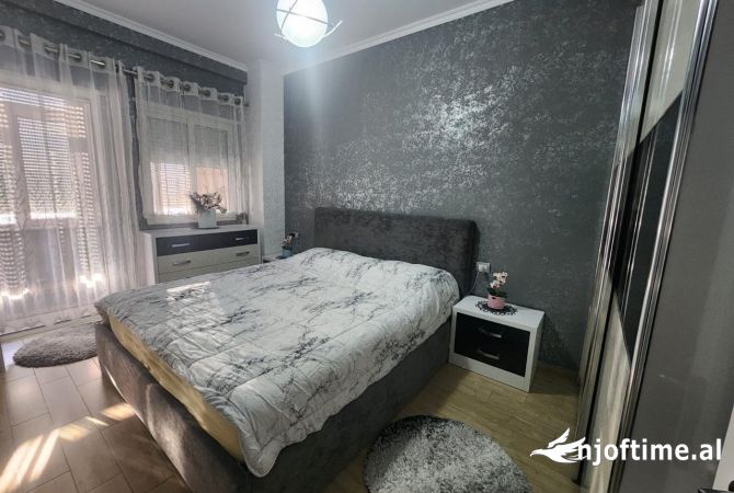 Shtepi ne shitje Apartament ne Tirane, 2+1, Mobilimi E mobiluar, Pagesa 140,000  Euro.