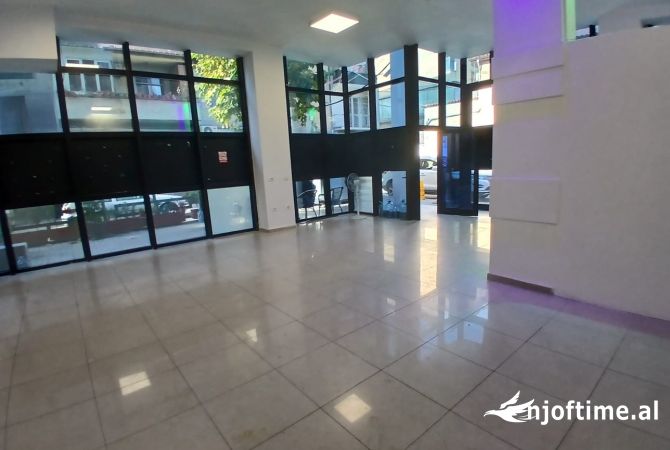 Ambient biznesi me qera 3+1 ne Tirane - 85,000 Leke